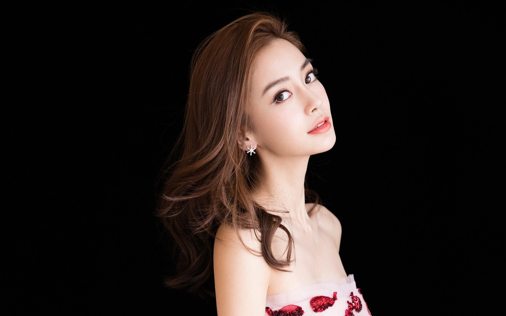 “德甲领先阵营奋勇冲刺,争冠争夺一触即发”,德甲晋级