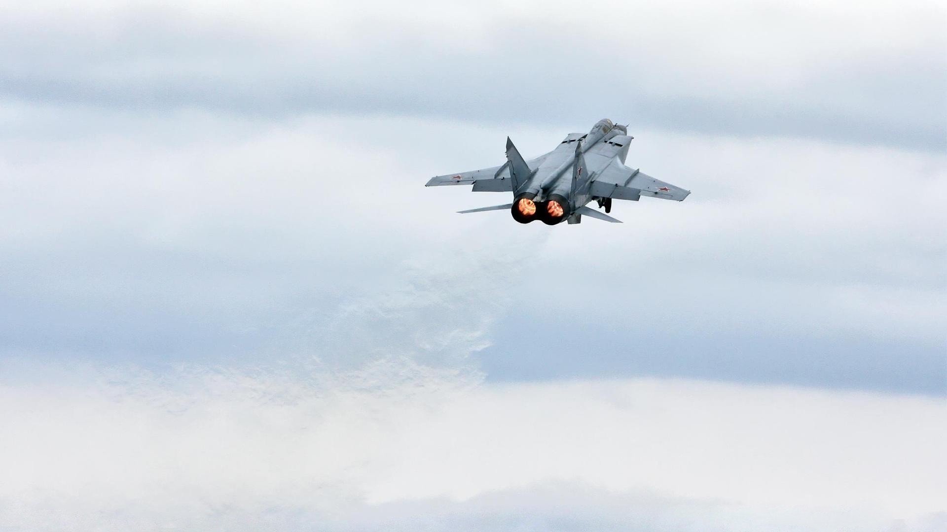 开云体育官方网站-詹姆斯连续五场比赛斩获三双，季后赛状态出色！，詹姆斯 胜场